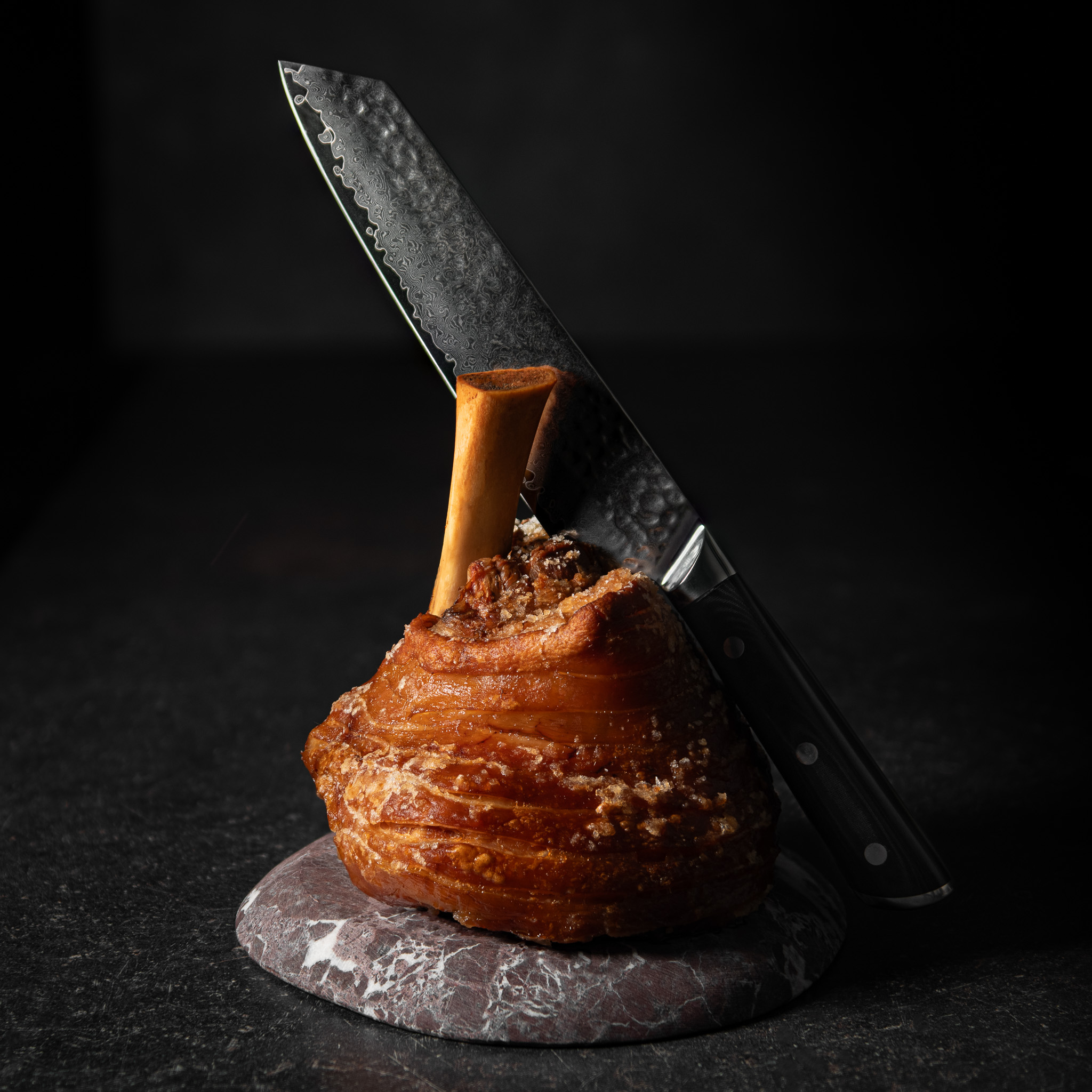 Knusprige Schweinshaxe Schweizer Fleisch mit hochwertigem The Perfectionist Damastmesser ready4meat Schweiz