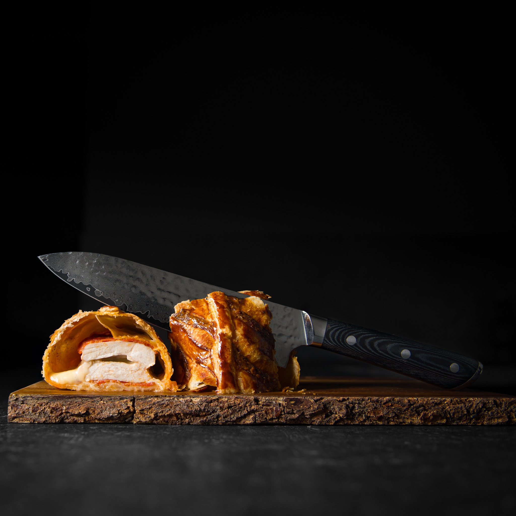 Pouletbrust im Teig Schweizer Fleisch mit hochwertigem The Chef Damastmesser ready4meat Schweiz