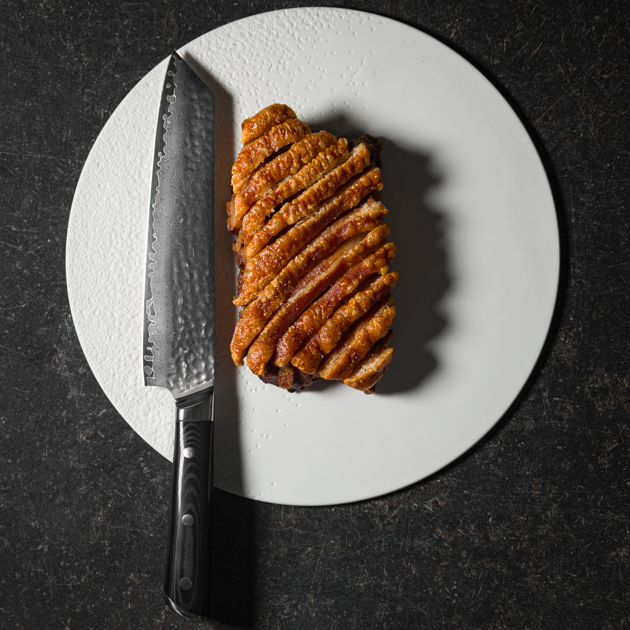 Knuspriger Schweinebauch mit hochwertigem ready4meat The Perfectionist Damastmesser Schweiz