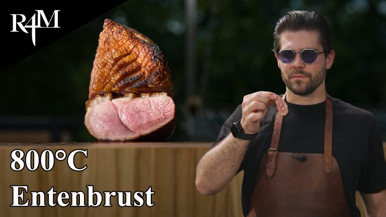 Knusprige Entenbrust vom Grill mit goldbrauner Haut, rosa Kern und intensiven Röstaromen aus dem Beefer.